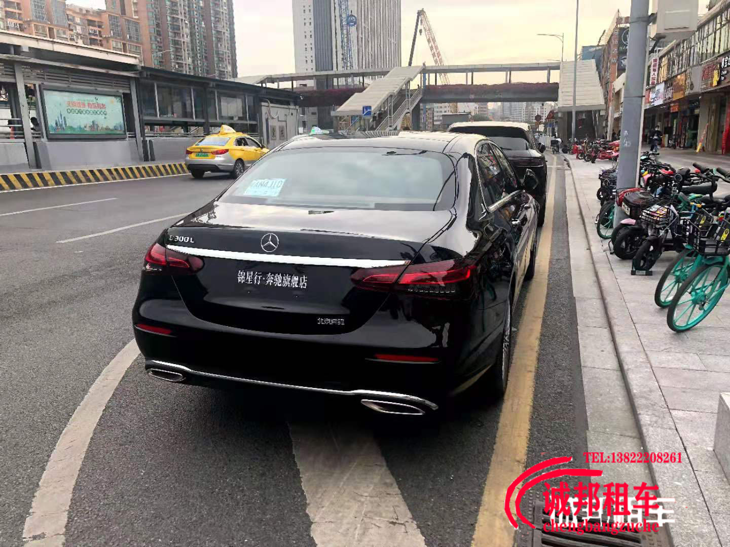 奔驰E300尾部